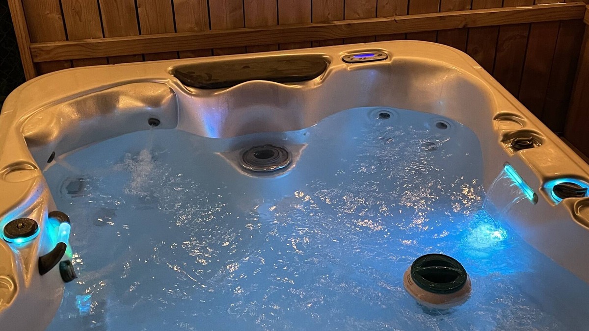 Mountain Iron Apartment | "Prime Location Stylish 1Bedroom with Hot Tub Access, across street from Legion