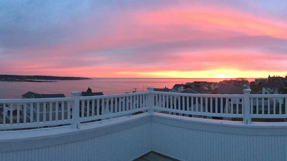 York Beach House | Prime Location, Sleeps 19 with Stunning Views. Ask about annex with +6 guests.