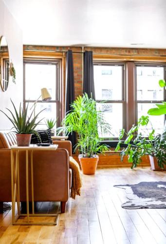 Italian Village Apartment | Prime Location Top Rated Clean Parking Free!
