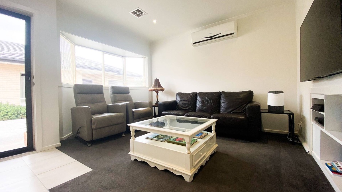 Safety Beach House | Prime Location! within 120m walk to the beach, boatramp and 200m from shops.