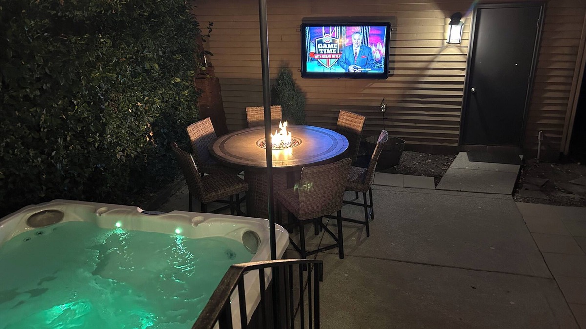 Victorian Village House | PRIME Location with Hot Tub, Pool Table and Sauna