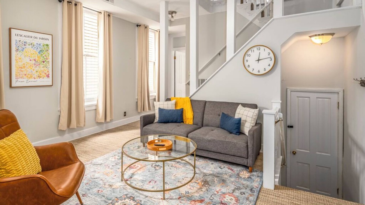 Mount Adams Apartment | Prime Mt Adams+Lux Beds+Sleeps 6ppl+Deck Views+Smart TVs+Spacious Living Rooms