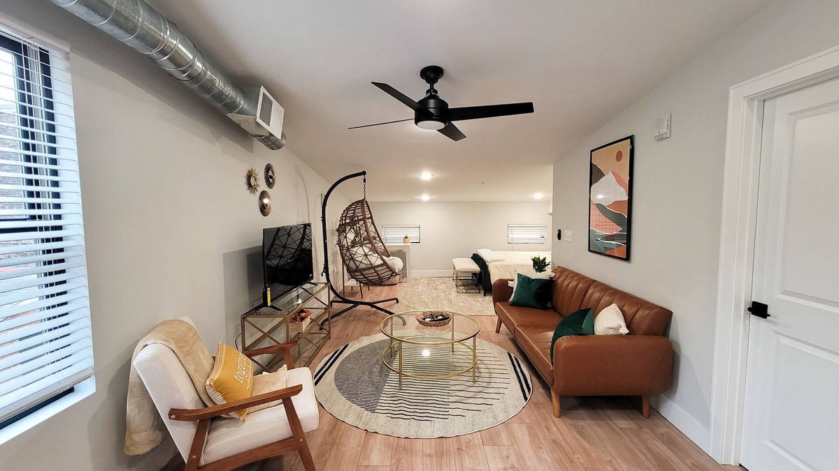 Cincinnati Apartment | Prime OTR+QueenBed+50inTV+Near TQL+Studio+Equipped+Sleeps 4ppl