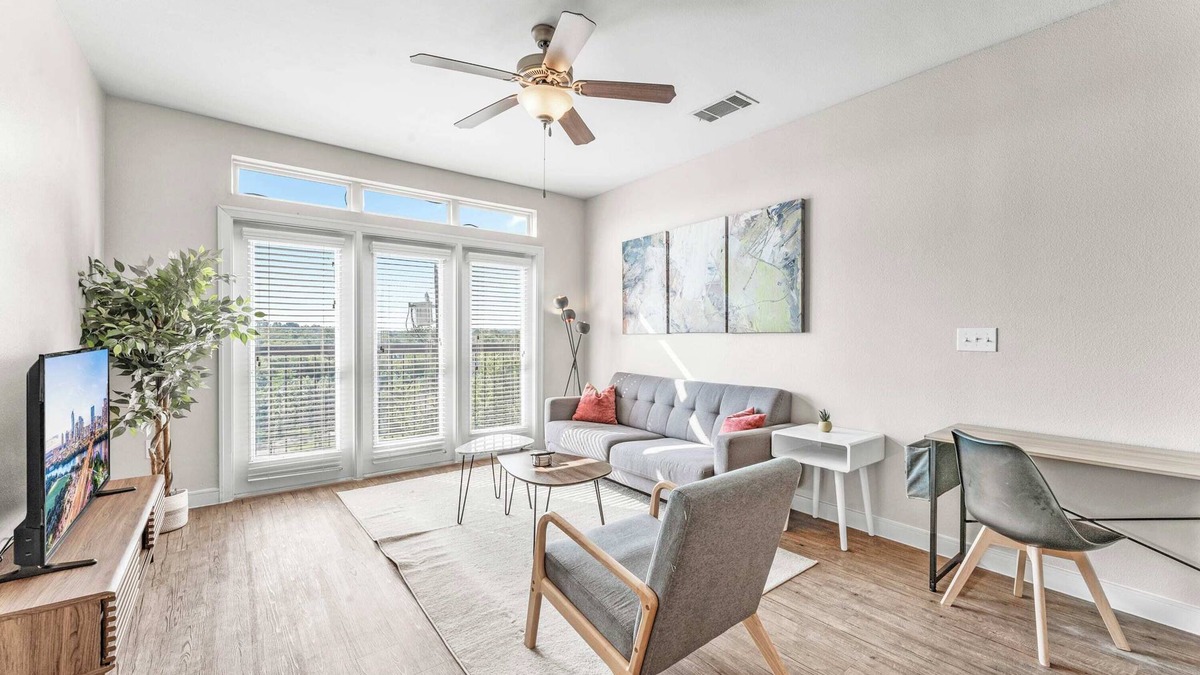 Windsor Park Apartment | Prime SoCo 2BR King Suite w/GymPickleballLaundry