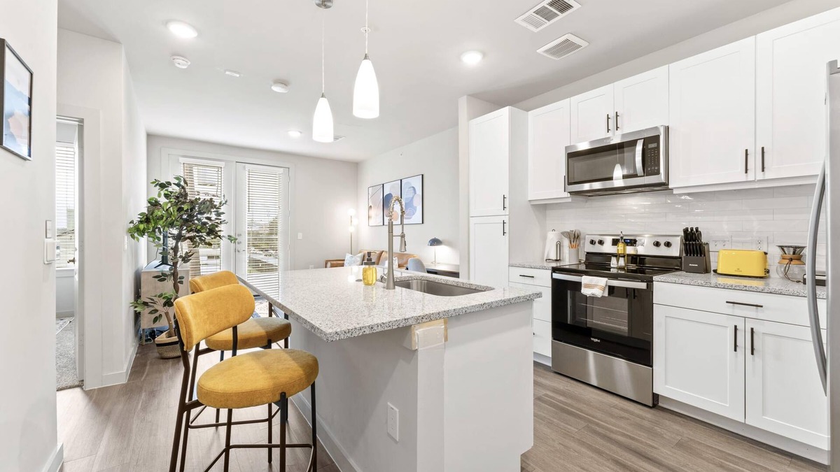 Windsor Park Apartment | Prime Soco Bright 2BR King Suite w Pool Parking