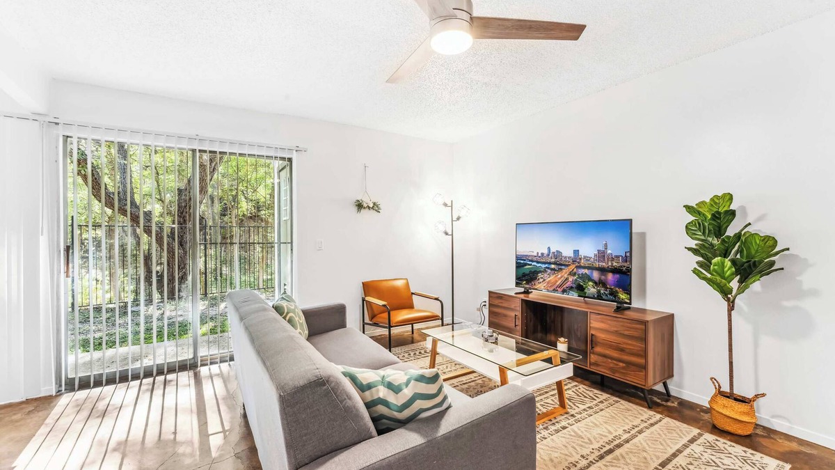 Windsor Park Apartment | Prime SoCo charming 1BR king suite w/pool, parking