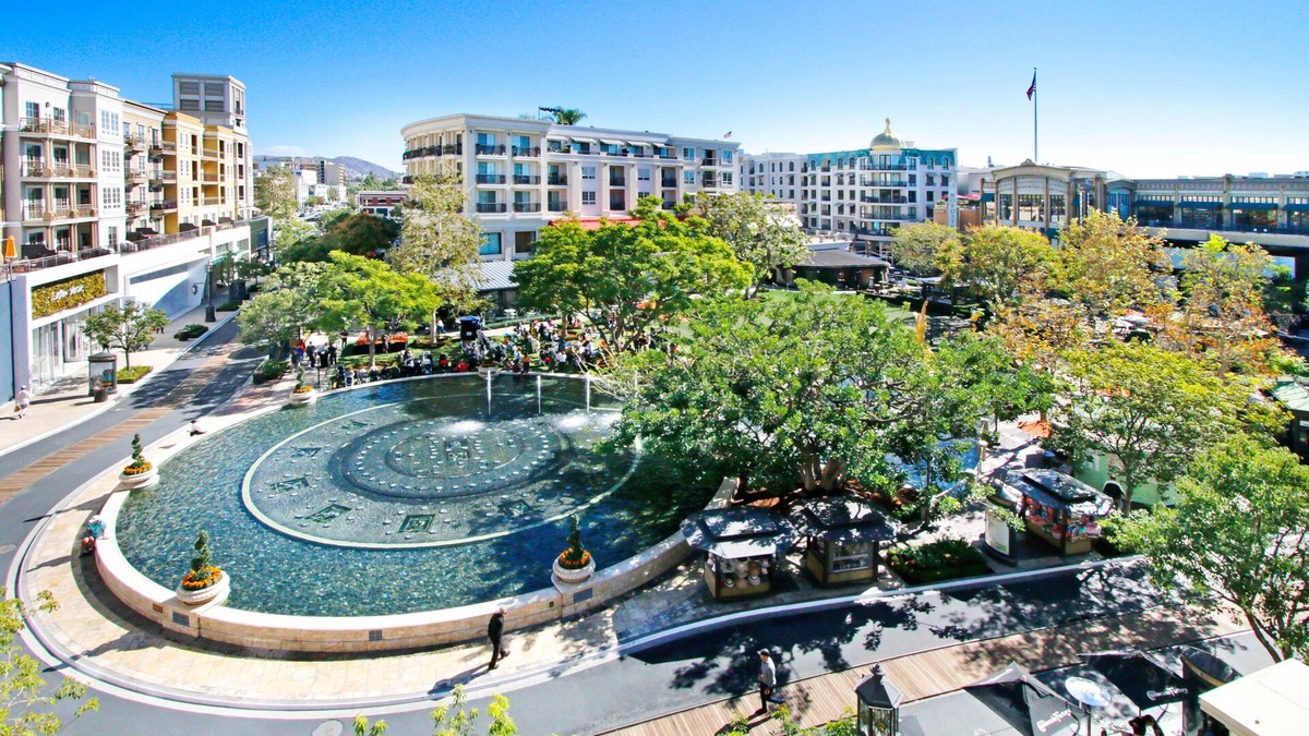 Downtown Apartment | PRIME, spacious Top Corner with spanning campus-fountain view @ the Americana!