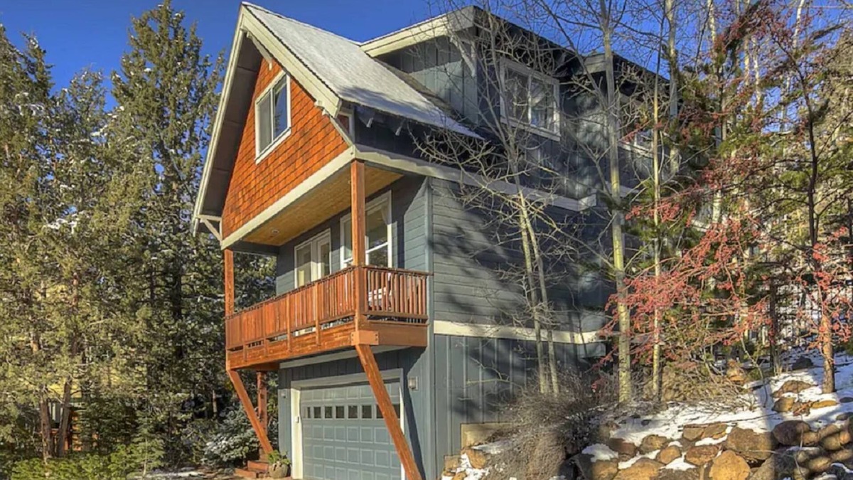West Hills House | Prime West Bend Location! Upper Balcony with View. A/C. Fireplace. Bikes.