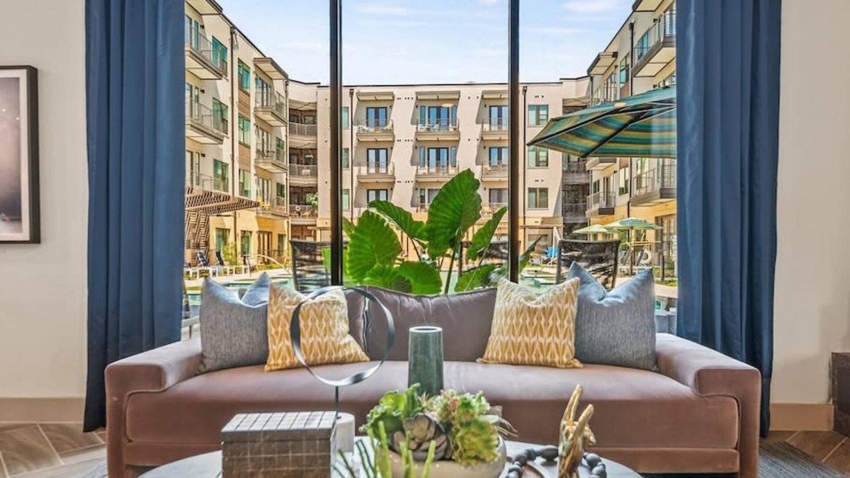 Highland Apartment | Prime West Downtown Studio w Washer Dryer