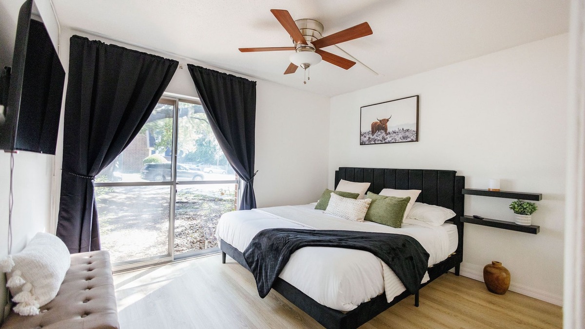 Gainesville Condo | PrimeLocation: 1/1Condo Steps from UF/Shands/VA w/CozyKingBed #ConvenientComfort
