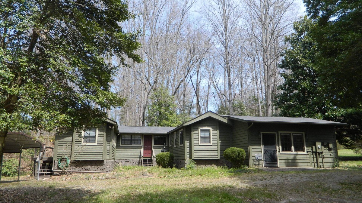 Hayesville Cabin | Primo location, Unique layout with lots of privacy, bring your pup!
