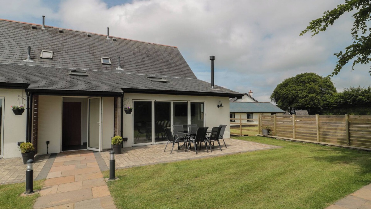Watchet Cottage | PRIMROSE COTTAGE, pet friendly, with open fire in Roadwater