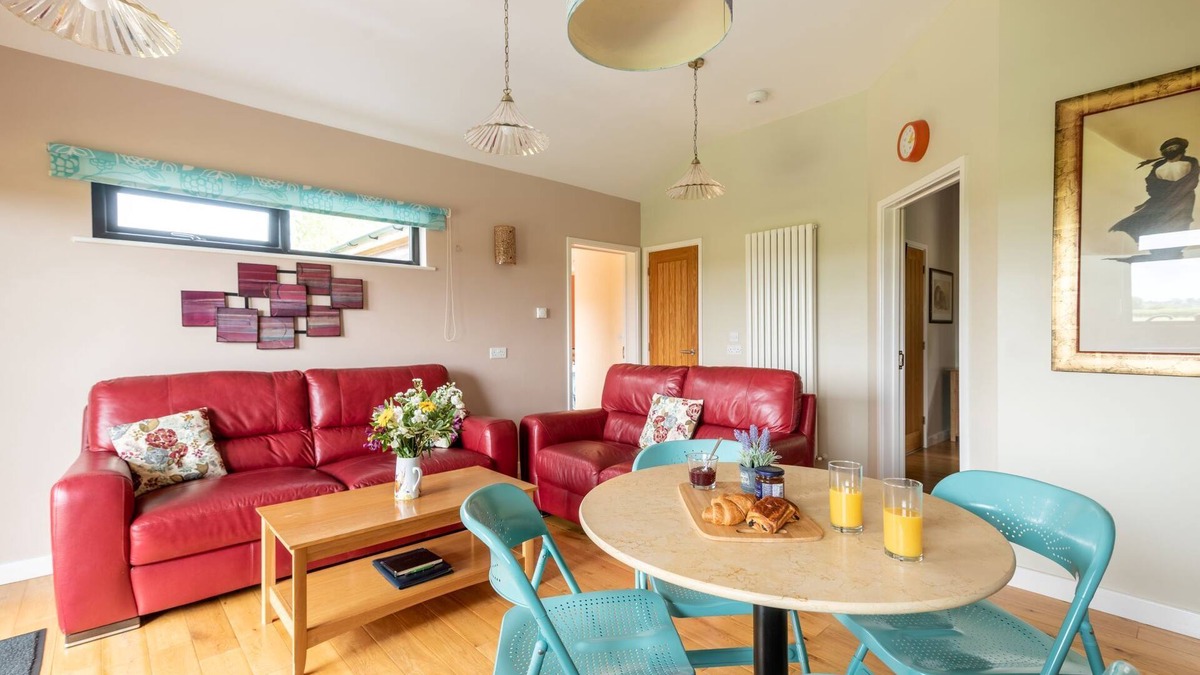 Cheddar Cabin | Primrose lodge - sleeps 4/5 with private hot tub