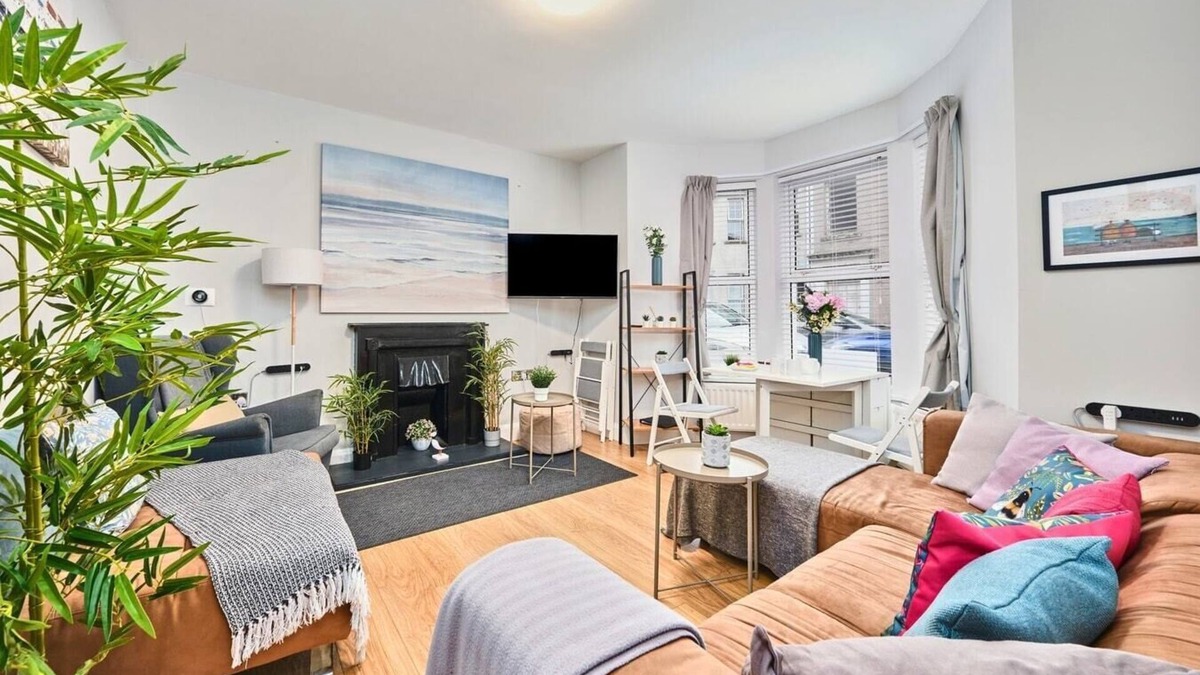 Portrush Apartment | Princess Yellow 1~ Comfortable Coastal Central Apt