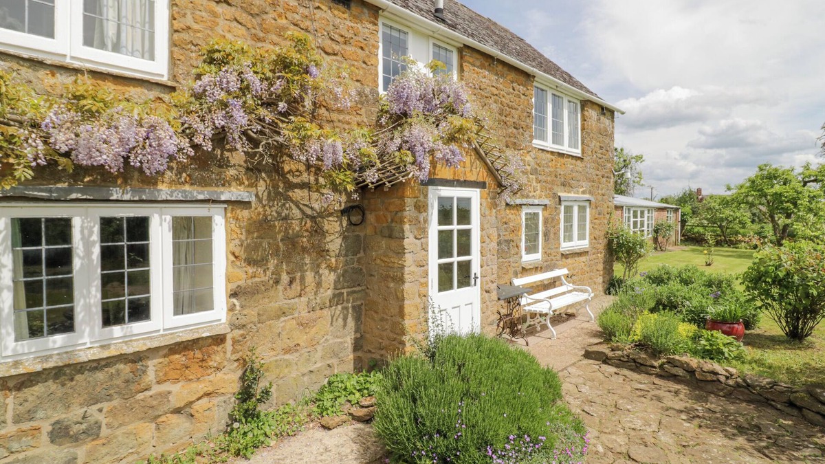 Banbury Cottage | PRIORS MEAD, pet friendly, character holiday cottage in Cropredy