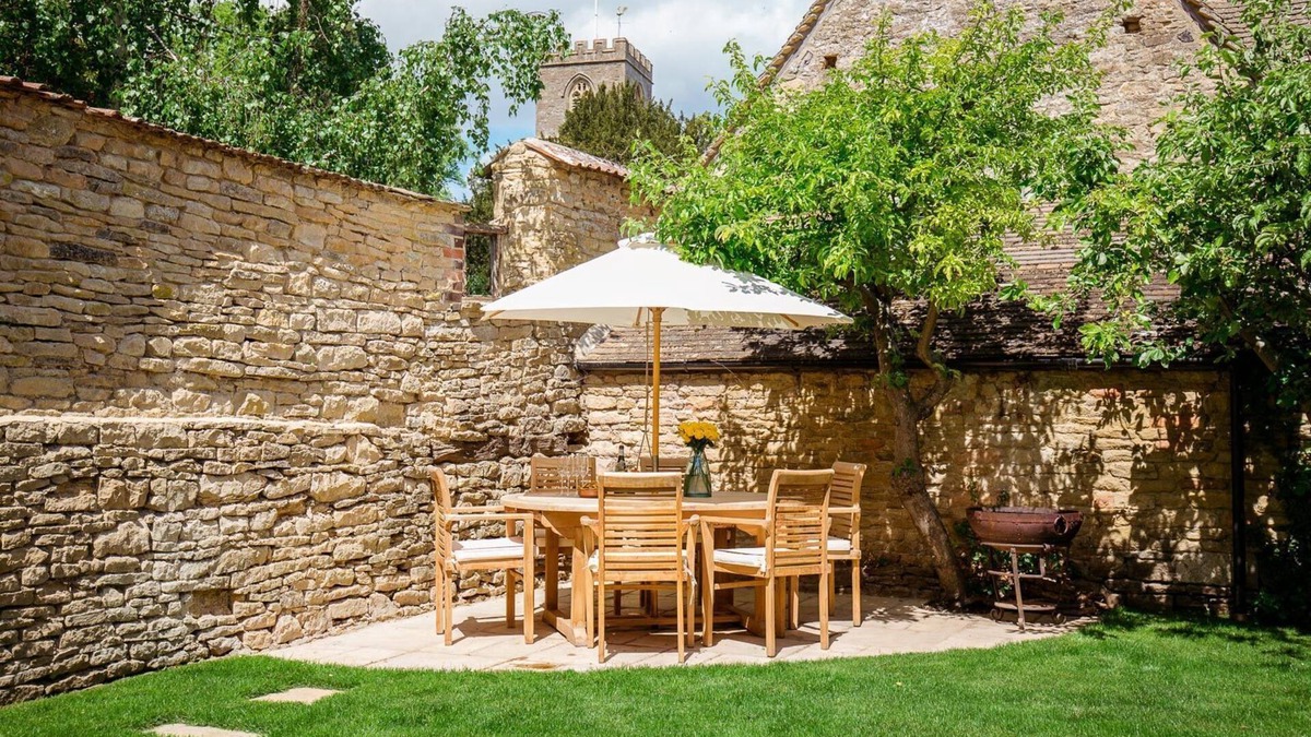 Charlbury Cottage | Priory Cottage - sleeps 8 guests in 3 bedrooms