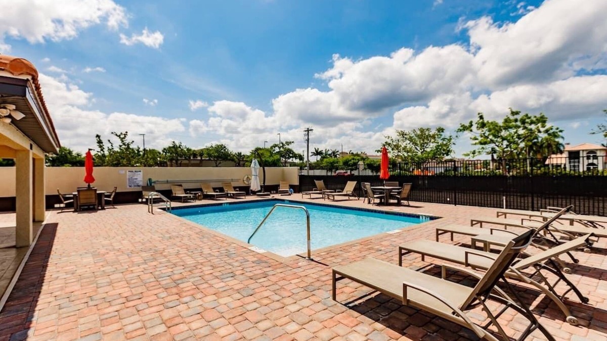 Pelican House | PRISTINE 1ST FLOOR 2 BEDROOM 2 BATH VILLA CLOSE TO EVERYTHING!