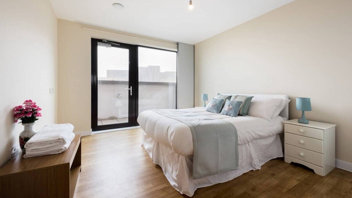 Uxbridge North Apartment | Pristine 2 Bedroom luxury penthouse apartment with en-suite in master bedroom