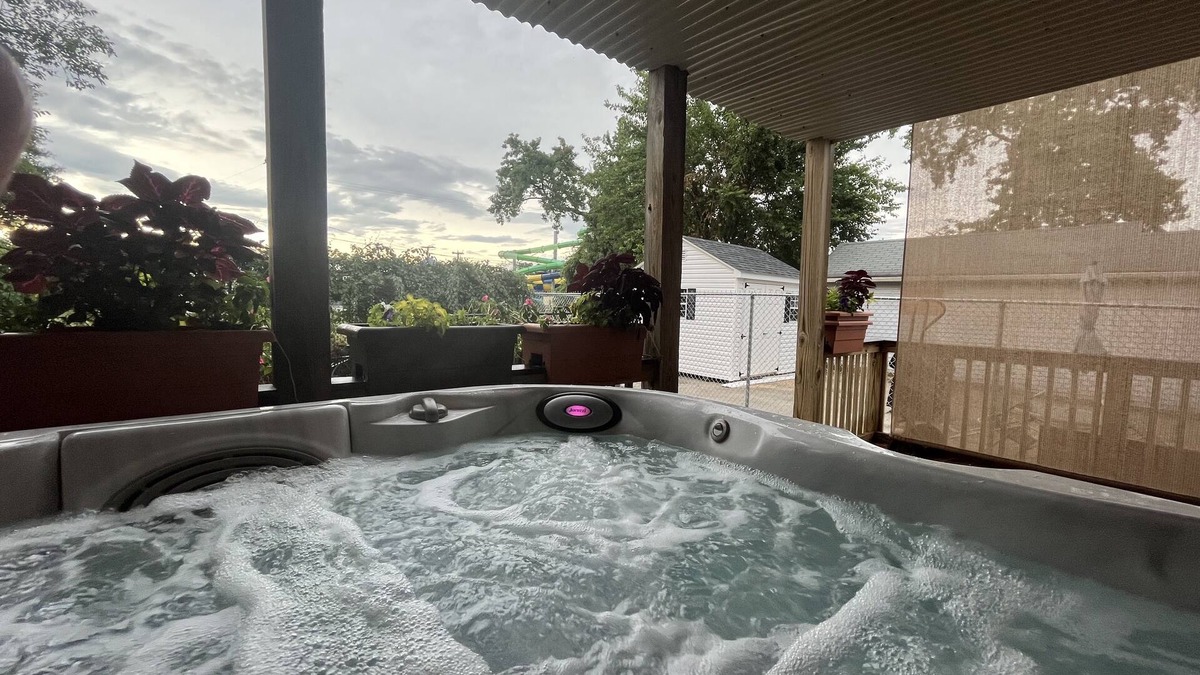 Keansburg House | Pristine 3bed , 3bath 1 min walkto the beach water amusement park. Hot Tub 5 TVs