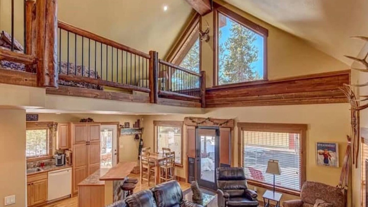 Crescent House | Pristine 4 seasons cabin with 9 beds & hot tub