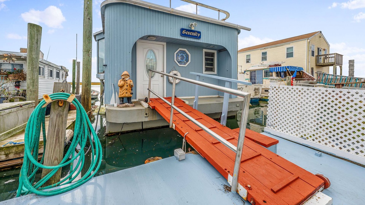 Seaford Boat Rental | Pristine Bayfront Houseboat