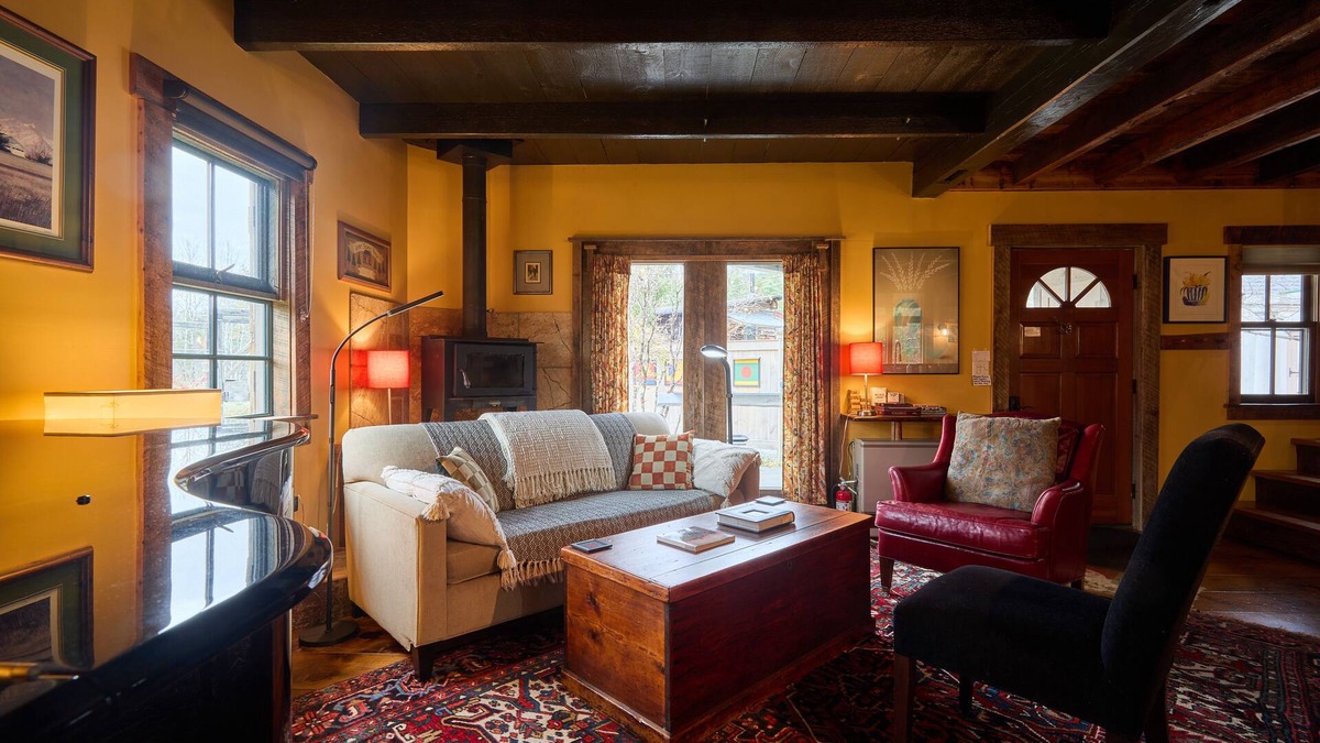 Leicester Cottage | Pristine Custom Cottage, Grand Piano, Massage Studio on Site