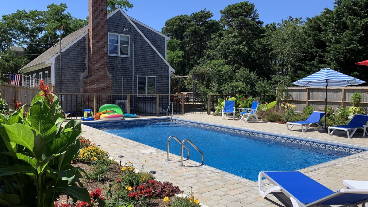 Eastham House | Pristine home w/heated salt water pool - 5 NIGHT MIN- MIDWEEK & WEEKLY DISCOUNT