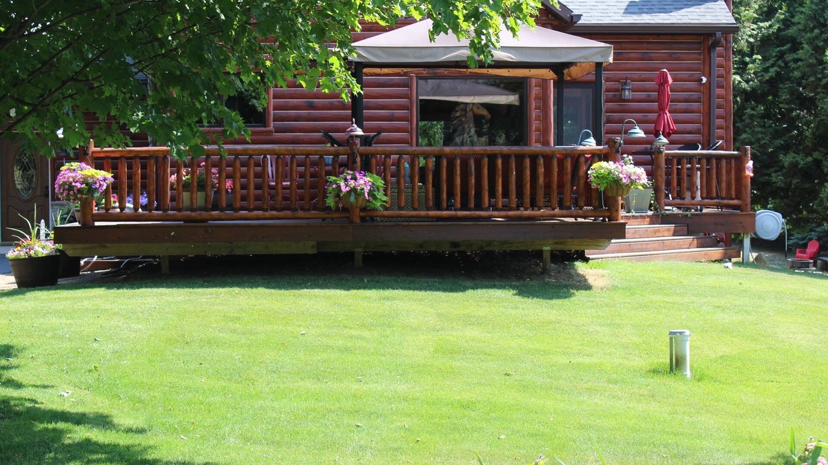 Mayfield House | Pristine log home with a western feel! It's not just a stay but an experience!