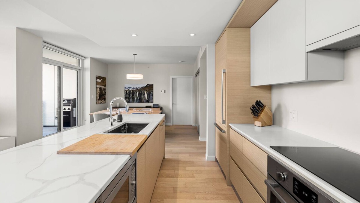 James Bay Condo | Pristine & Modern Parliament View Condo, James Bay, Gym, Parking.