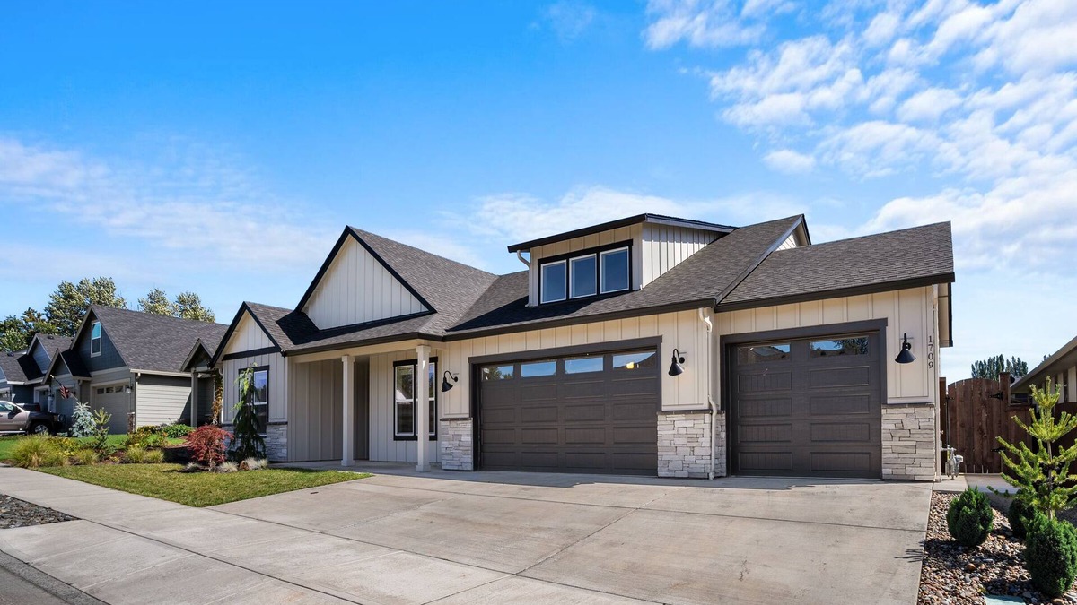 Brush Prairie House | Pristine & NEW exec home. Playground. King bed. 3 car garage.