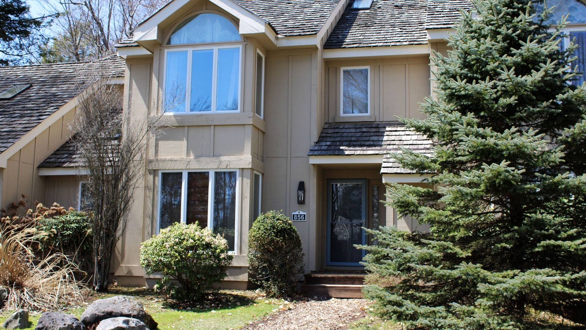 Pocono Pines House | Pristine Poconos Pinecrest Lake Townhouse