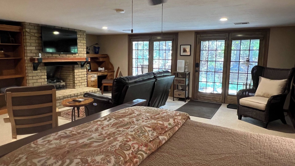 Polaris Apartment | Pristine Private Entry Studio with Gas Fireplace @ I-71 Polaris