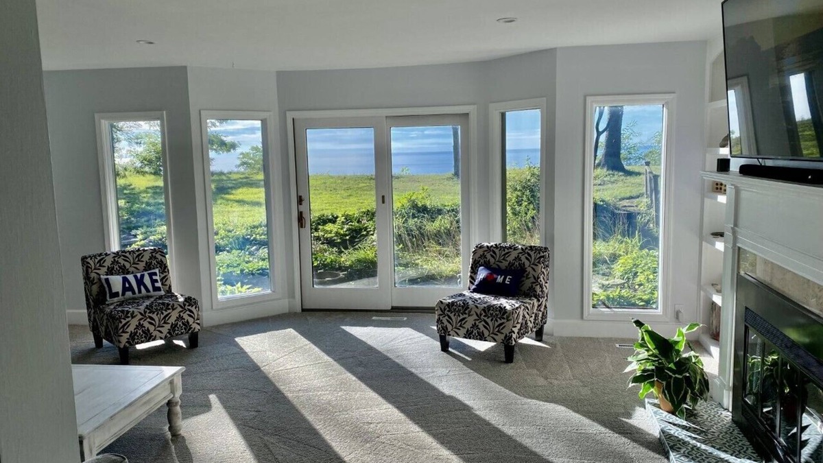 Riverside House | 🌅Pristine Private Lakefront⛵️Hot Tub♨️, Fire Pit🪵, WIFI & AC! 🛥️