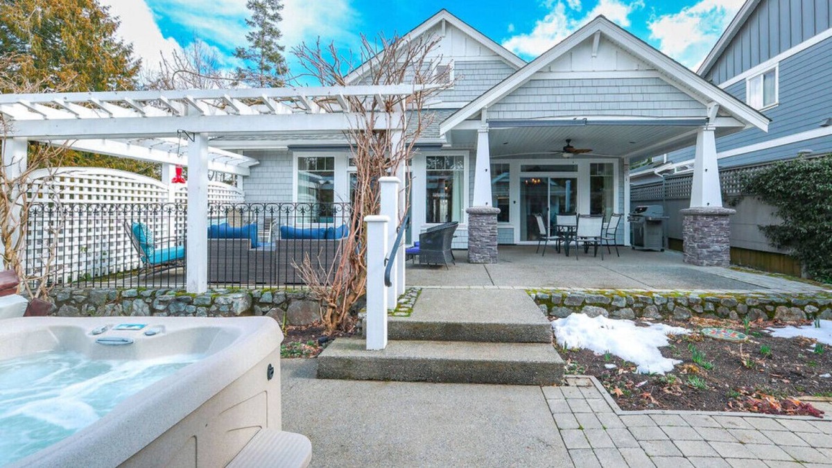 Cowichan Bay House | Pristine Rancher 3 bdrm rancher detached gym hot tub min to Cow Bay