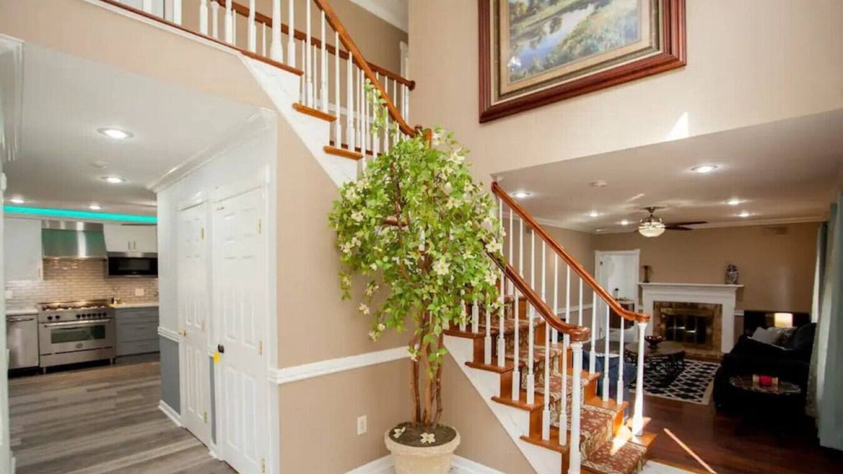 Newtown House | Pristine Suburban Escape with Hot Tub