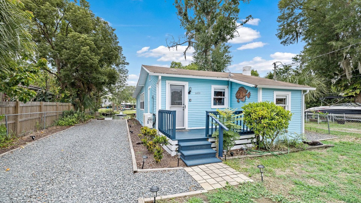 Weeki Wachee Gardens House | Pristine Waterfront Cottage - Home Away From Home!