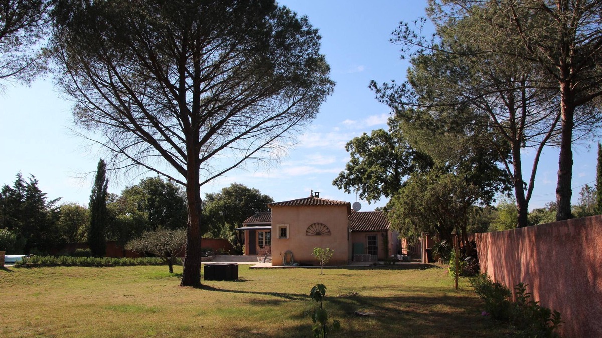 Montaren-et-Saint-Mediers House | private villa with walled garden.