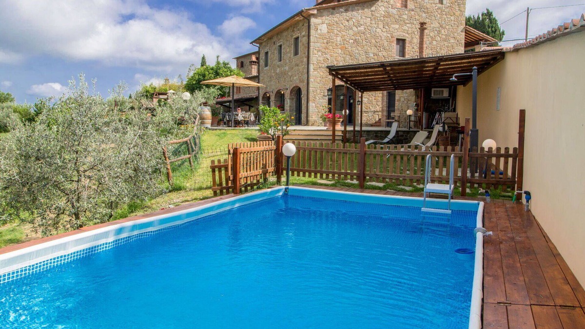 Civitella in Val di Chiana Villa | Private Villa with WIFI, private pool, TV, terrace, panoramic view, parking, close to Arezzo