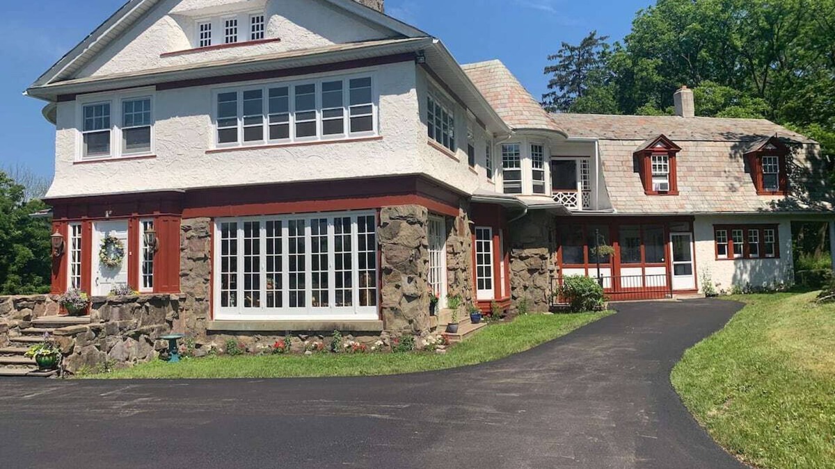 Waverly House | Privacy abounds at the Waverly Mansion.