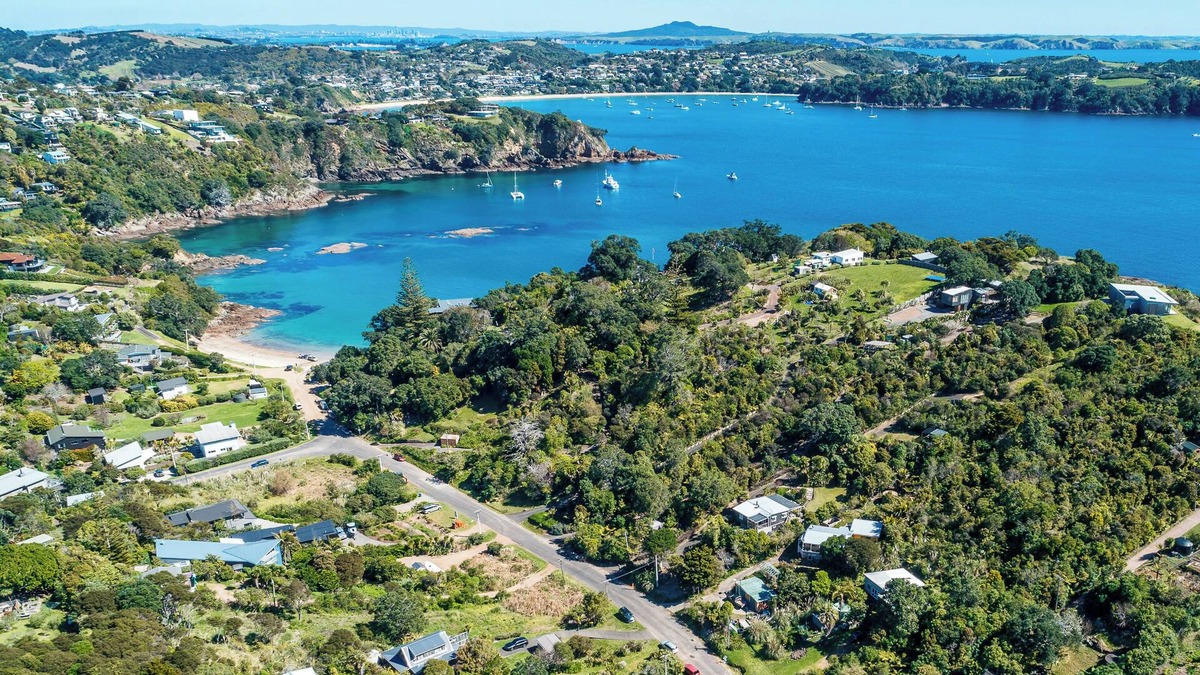 Waiheke Island Cottage | Privacy and romance, life by the beach