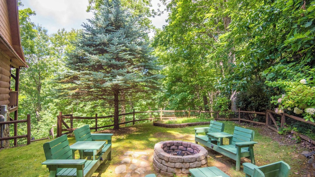 West Jefferson Cabin | Privacy + Pool Table + FIRE PIT & Location!