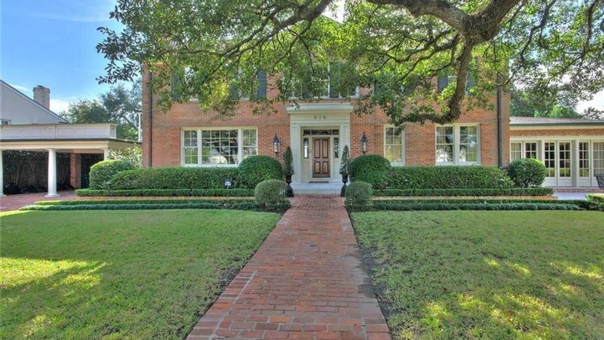 Metairie House | Privacy & Security: Gated Mansion in Exclusive Nola Neighborhood