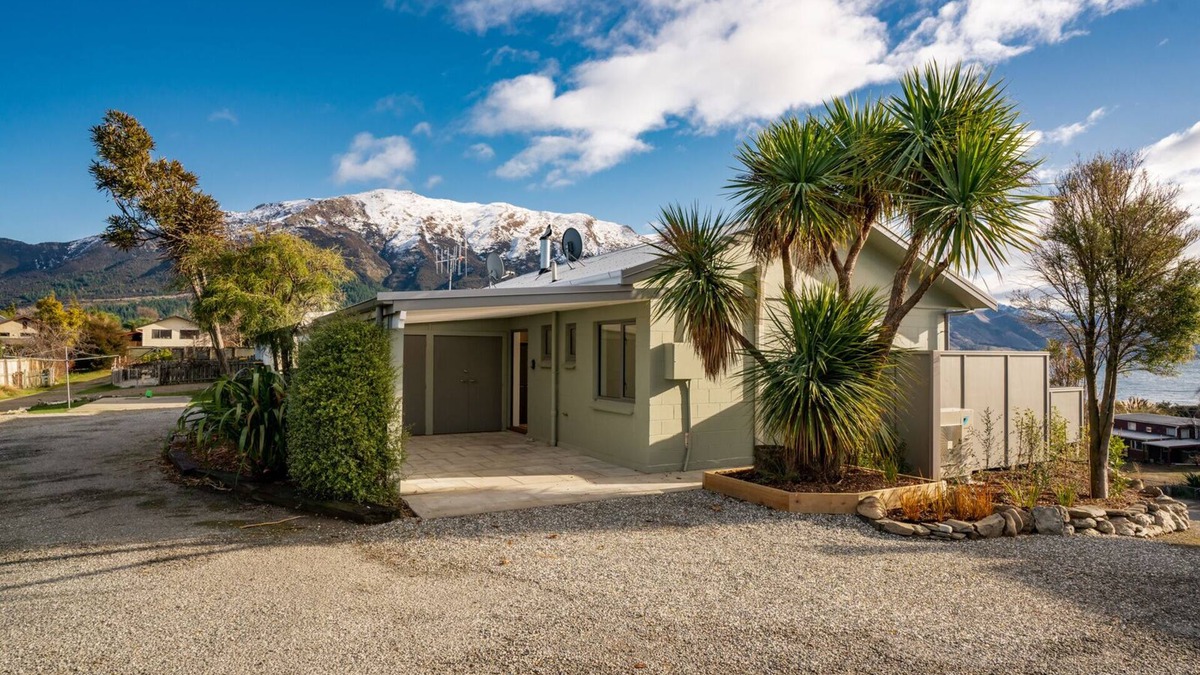 Lake Hawea Condo | Privacy with spectacular lake view. All new duplex apartment 5min walk to beach.