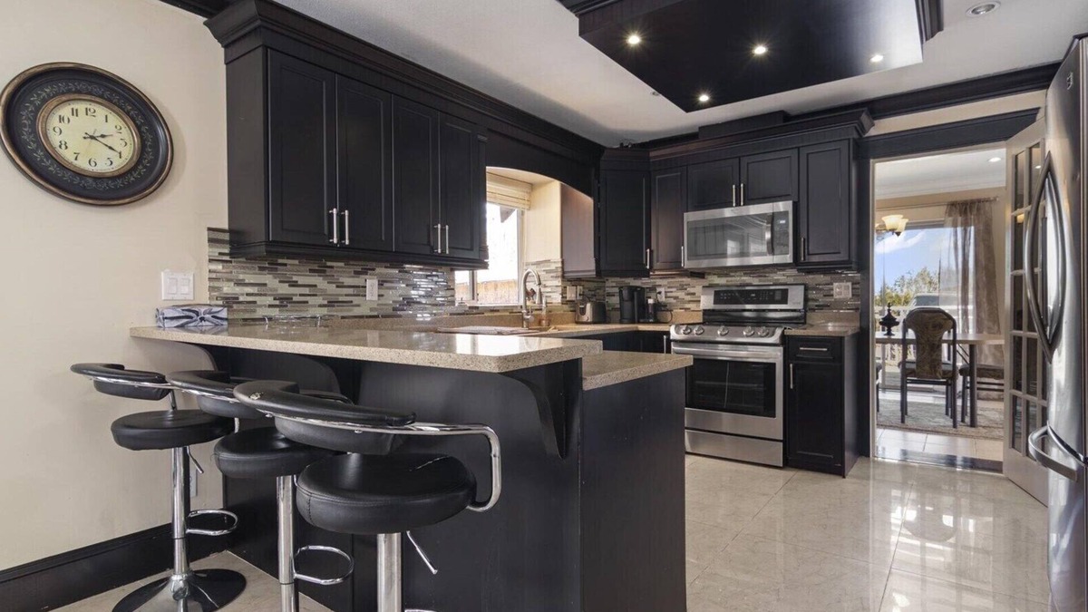 West Abbotsford House | Private 1 acre Home with a view, Close to the Highway and Mall