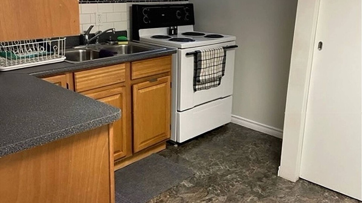 Thunder Bay Apartment | PRIVATE, 1 BDM APT Sleeps 2 . NEAR AIR, TRANSPORT, SHOPS. Quiet nites.