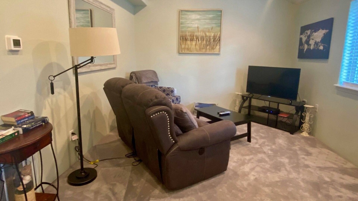 Medford Cottage | Private 1 bedroom 1 bath furnished guest house centrally located in Medford.