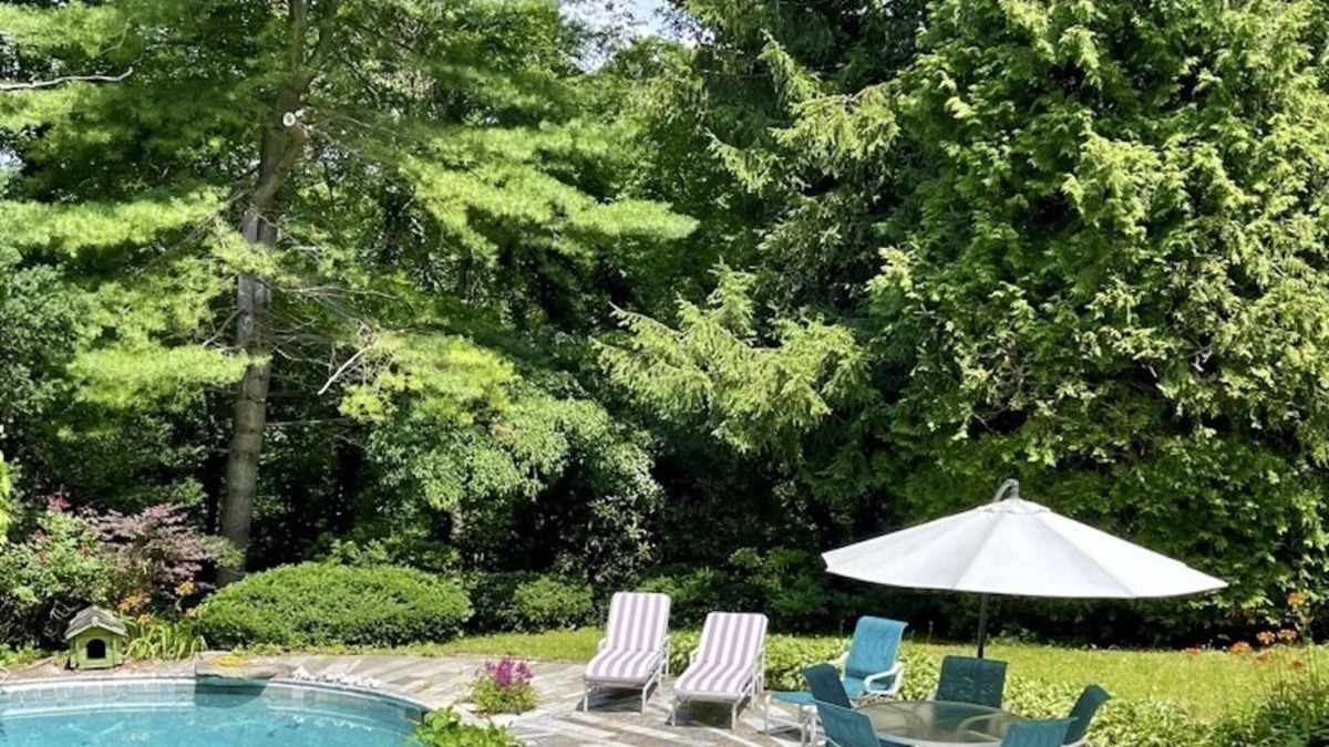 Upper Brookville Apartment | Private 1 bedroom apartment by the pool.