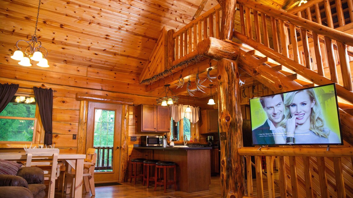 Lansing House | Private 10 acre Family Friendly Cabin w/zipline minutes from Mississippi River!