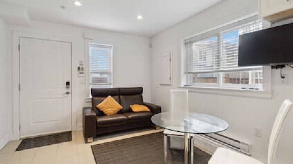 East Side House | Private 1BR Laneway Home!