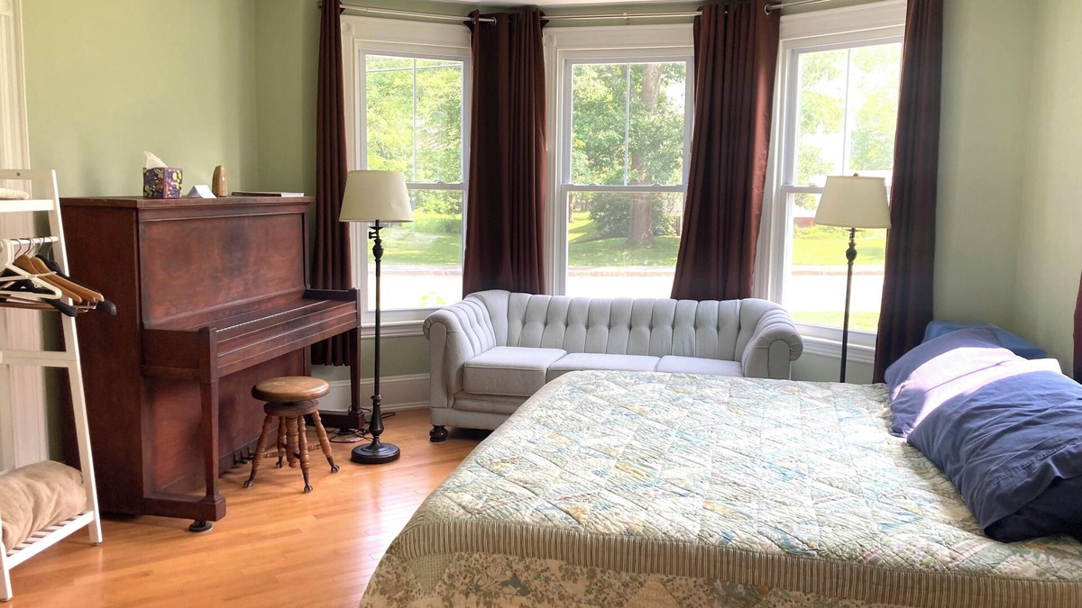 Freeport House | Private 1st Floor Studio in Victorian Home - Steps to LL Bean, Downtown Freeport